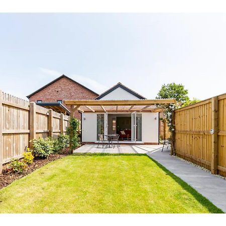 Charming Chester Studio With Private Garden & Free Parking エクステリア 写真